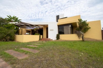 A 50 metros del mar, zona residencial. 