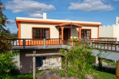 Vista a los cerros, cerca de todos los servicios. Tres dormitorios, tres baños. El lugar ideal para descansar.