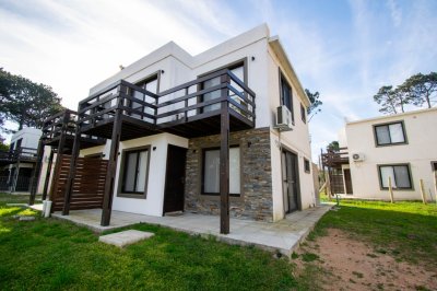 Casa en Piriápolis, con piscina climatizada, dos dormitorios, dos baños. Ideal para descansar 