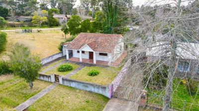 Beasol, propiedad en Balneario Solis, zona ideal para vivir todo el año. Dos dormitorios, un baño. Jardín cercado. 