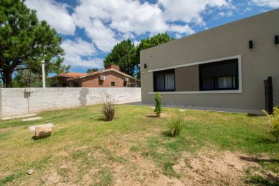 Timbo l. Casa con dos dormitorios, dos baños. Hermoso jardín, con piscina.