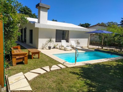 Casa en alquiler temporal, en bella vista, a metros del mar. con piscina climatizada. 
