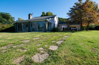 Sol- Casa en balneario solís, lugar tranquilo para vivir todo el año. Cuatro dormitorio, dos baños. Jardín completamente cercado.