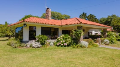 Caledonia- Zona tranquila  y serena todo el año. Propiedad de alto porte. 