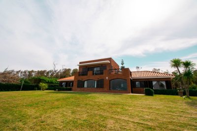 Ventus, casa de gran porte frente al mar, ubicada en Balneario Bella Vista, un lugar ideal para vivir todo el año. 