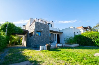 Casa en Piriápolis, barrio Portales a 200 metros del mar. Dos dormitorios, dos baños, precio cercado. 