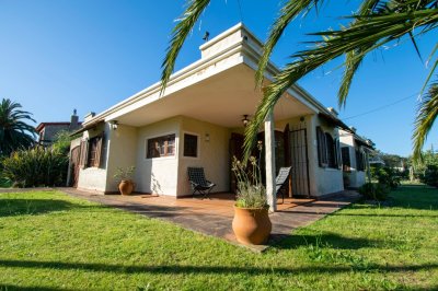 Casa en alquiler temporal, en Piriápolis. Dos dormitorios, un baño. Predio cercado, a menos de 100 metros del mar 