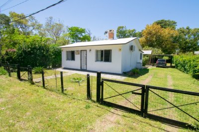 Casa en alquiler temporal en Piriápolis a 400 metros del mar, dos dormitorios un baño. Ideal para pasar sus vacaciones 