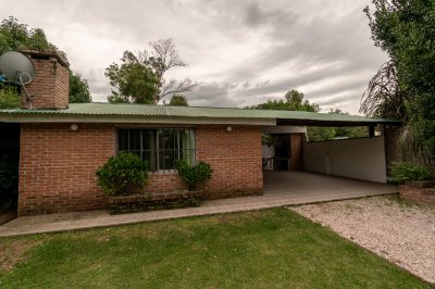 Pionero. Propiedad en Bella Vista, zona tranquila y agradable. Ideal para vivir todo el año. 