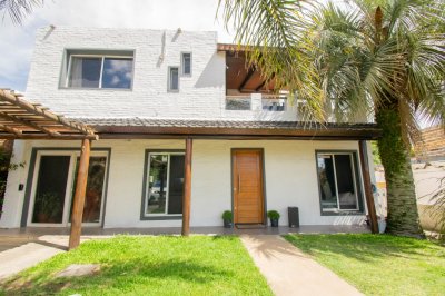 Casa en alquiler temporal, a 400 metros de la playa, con piscina climatizada. Tres dormitorios, Tres baños. Comoda y funcional. Wifi. direcTV