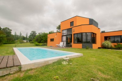 Casa en alquiler temporal en Balneario solis. Ideal para descansar, con piscina y hermoso jardím
