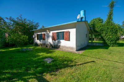 La Bella , casa a metros del mar, dos dormitorios, un baño, hermoso jardín.
