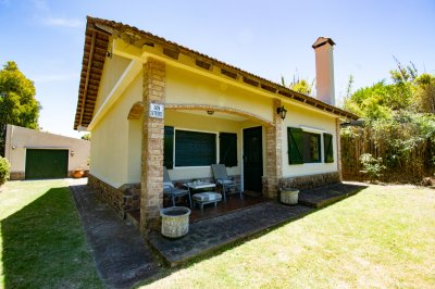 Los Guttierez, casa a metros del mar, un balneario caracterizado por su serenidad todo el año.