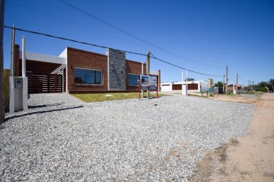 Clover 1. Ubicada en un barrio residencial a tan solo 250 metros del mar. Casa construcción tradicional, techo de losa. 3 dormitorios 3 baños.