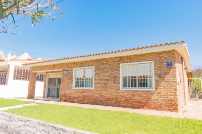 Pio Pio- Propiedad en venta en Piriápolis, zona que se encuentra a metros del mar. Construcción tradicional. 