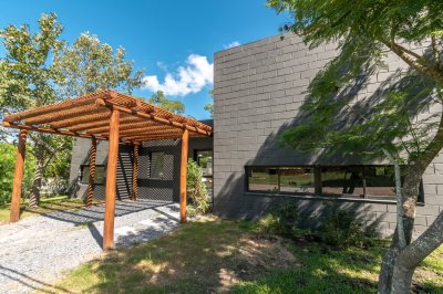 Gray House- Propiedad ideal para vivir todo el año. Dos dormitorios, dos baños. Jardín con hermosa piscina para disfurtarla.