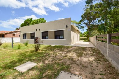 Casa en una zona tranquila, serena a metros del mar. Lugar ideal para disfrutar en familia o entre amigos. Todas las comodidades.  