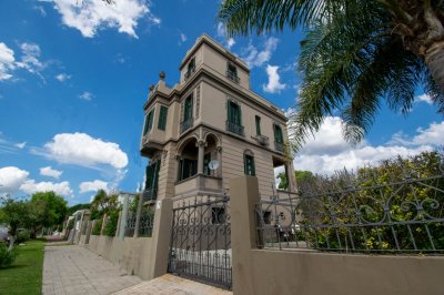 Excelente chalet a 200 metros del mar. onstruido en 1912 por Don Francisco Piria, con alto valor patrimonial en nuestro balneario, 
