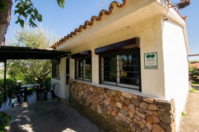 La Casita, a 50 metros del mar, Casa de  cuatro dormitorios y tres baños. Entorno tranquilo y agradable. Ideal para vivir todo el año. 