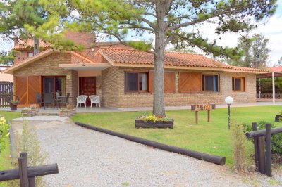 La Tana- Propiedad de gran porte, una propiedad con ambientes cómodos y luminosos. Coordina tu próxima visita a tu nuevo hogar. 