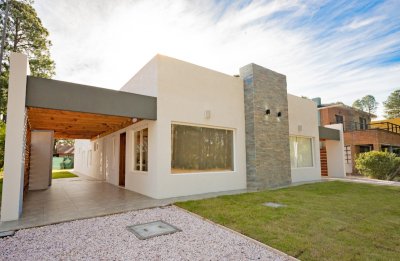 Luz l - Propiedad a estrenar, a 300 metros del mar, un lugar ideal para vivir todo el año. Barrio residencial con casas de gran porte a su al rededor.