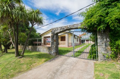 Adonay- Ubicada en Balneario Playa Hermosa. A metros del mar y cerca de todos los servicios. Propiedad cómoda y funcional,