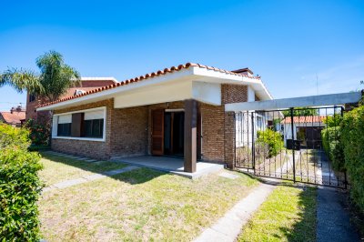 Simona, propiedad en venta, en la ciudad de Piriapolis, a metros del ar y cerca de todos los servicios, Dos casa en el mismo padron. 