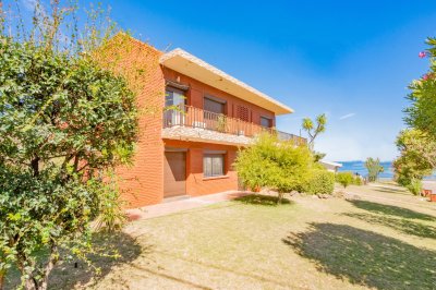 Estancia La Juventud- Chalet en Playa Grande de gran de porte. Predio esquina, con excelente distribución, ideal para vivir todo el año 