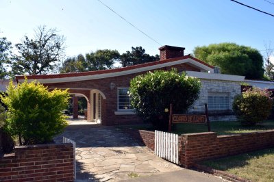 Casa en alquiler temporal en Piriápolis, a metros del mar, tres dormitorios, dos baños. Barbacoa para disfrutar en familia 
