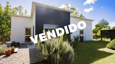 Absenta- excelente oportunidad en playa verde. Hermosa casa con un dormitorio y baño completo.