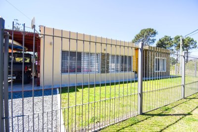 Casa en alquiler temporal, en Piriápolis, a metros del mar. Tres dormitorios, un baño.Predio cercado con piscina. 