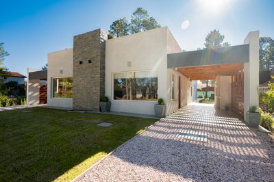 Luz 2 - Propiedad a  300 metros del mar, un lugar ideal disfrutar tus próximas vacaciones. Todo lo que necesita, a minutos del centro y con piscina .