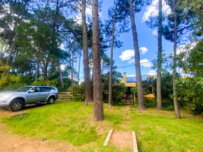 Milcon. Casa en un barrio caracterizado por su tranquilidad todo el año, rodeado de pura naturaleza. Dos dormitorios, dos baño. Piscina climatizada 
