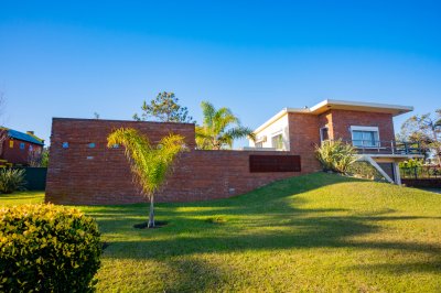 Romal- Propiedad de gran porte, ubicada en Barrio Los Angeles a 100 metros del mar, un lugar unico, tranquilo y residencial. 