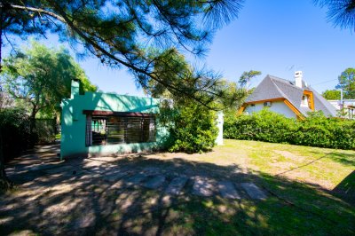 Mriver, casa con 2 dormitorios, 3 baños. Barbacoa con parrillero y piscina. Ideal para vivir todo el año o para disfrutar en verano