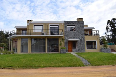 Dúplex de diseño moderno, unidad planta baja, a metros del mar 