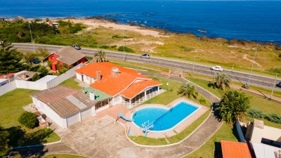 Propiedad con extraordinaria vista al mar, donde se pueden visualizar los mejores atardeceres. Comodidad, confort en una solo propiedad. Piscina. 