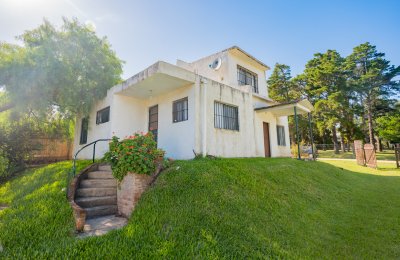 España- casa en el corazón de Playa Hermosa, a metros del mar, su entorno tranquilo y agradable todo el año.