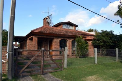 Hermosa y sólida casa en Proa al Mar