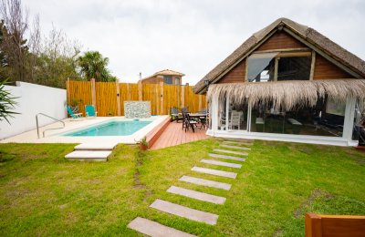 Casa en alquiler temporal, en playa verde. A tan solo100 metros del mar. Hermoso entorno para disfurtar en familia