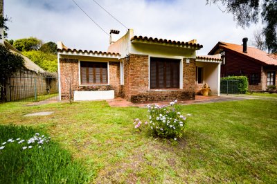 Mer-dos, casa a menos de 300 metros del mar, tres dormitorios, dos baños. Cochera, garage. Ideal para vivir todo el año .