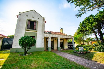 Casa en alquiler temporal, a 50 metros del mar, Tres dormitorios, dos baños. Parrillero cubierto. Ideal para disfrutar de las vacaciones. 