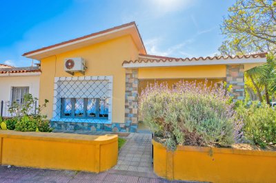 Amarilla- Propiedad en venta en el centro de Piriápolis, a minutos de todo los comercios y de la playa.