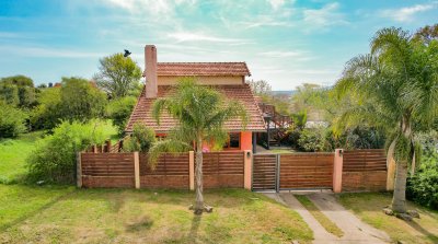 Venús- Propiedad de construcción tradicional, techo de losa. Amplia luminoso, ideal para vivir todo el año 