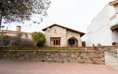 Casa en venta en Piriápolis, centro a menos de 50 metros del mar. Ideal para vivir todo el año. 
