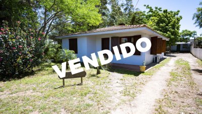 Maria del Huerto, casa en venta , cerca de todos los servicos. Dos dormitorios, dos baños. Apartamento al fondo y a tan solo 450 metros del mar