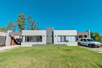 Aloja l - Entorno sereno todo el año, se encuentra en Barrio Medanos, zona en constante crecimiento, a metros del mar y a minutos del centro de Piriáp