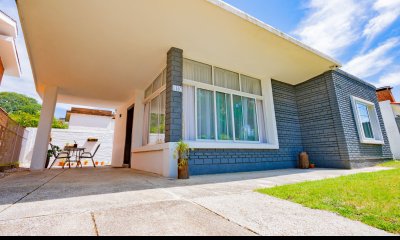 Mi Serenidad a menos de 350 metros del mar, zona tranquila y agradable todo el año. Propiedad en dos plantas, living-comedor, baños y dos dormitorios.