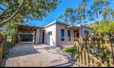 Milton ll. Zona ideal para vivir todo el año o para obtener renta. Dos dormitorios, un baño, cochera , se encuentra a 700 metros del mar.