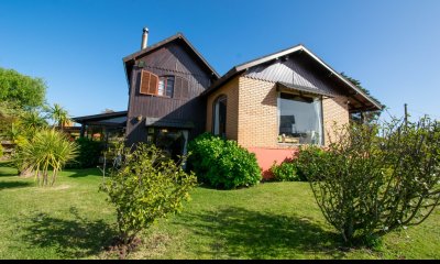 Casa en playa verde, a metros del mar. Con 4 dormitorios, 2 baños. Ideal para veranear